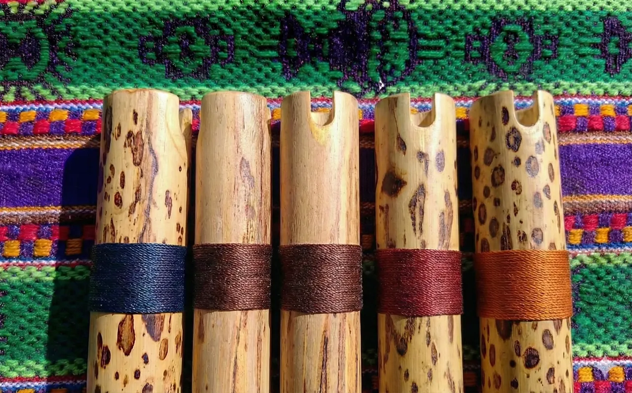 Quena artesanal sobre fondo de tejido andino