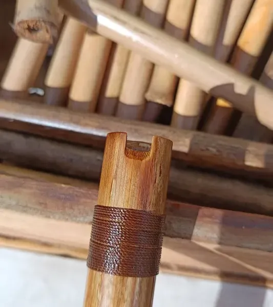 Quena de bambú destaca su color amarillo y simetría