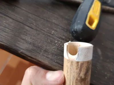 Vista del corte de una escotadura en la quena