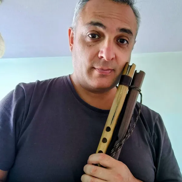 Profesor Domingo Uribe. Luthier experto e intérprete de la quena moderna, junto a dos de sus quenas profesionales.