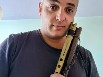 Profesor Domingo Uribe. Luthier experto e intérprete de la quena moderna, junto a dos de sus quenas profesionales.